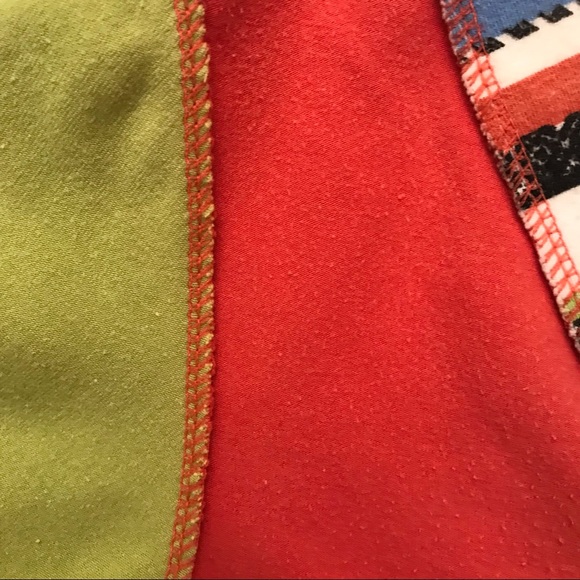 Colorful Comfy Cute Crop Top! EUC Workout or Wear Out - Picture 5 of 11